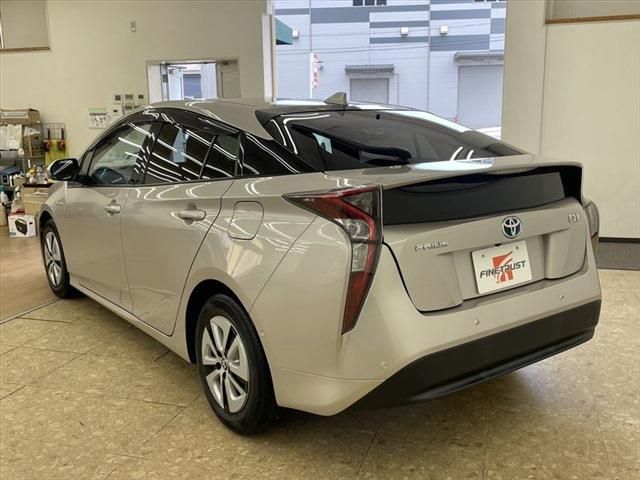 Toyota PRIUS 2016-09 10236-6