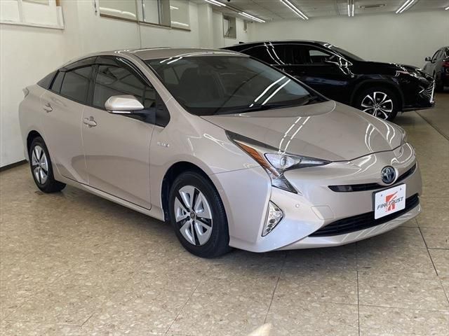 Toyota PRIUS 2016-09 10236-2