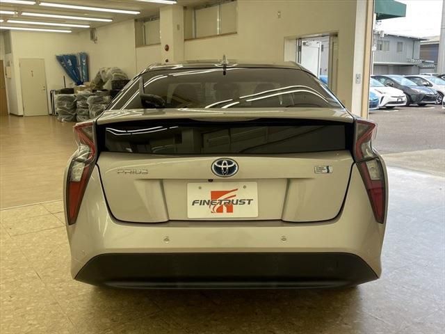 Toyota PRIUS 2016-09 10236-5