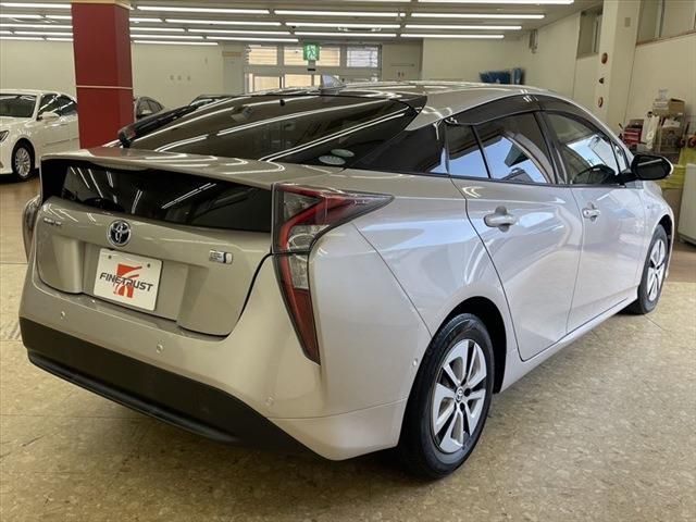 Toyota PRIUS 2016-09 10236-4