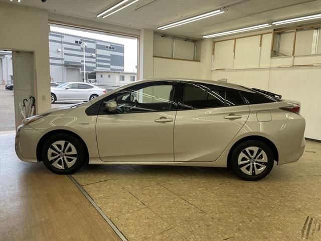 Toyota PRIUS 2016-09 10236-7