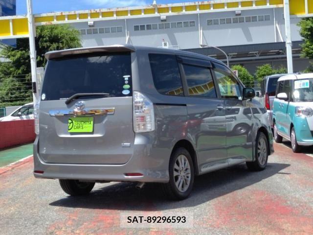 Toyota VOXY 2013-09 321372-1