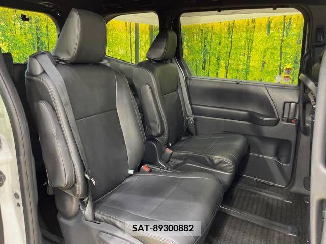 Toyota VOXY 2023-01 394948-9