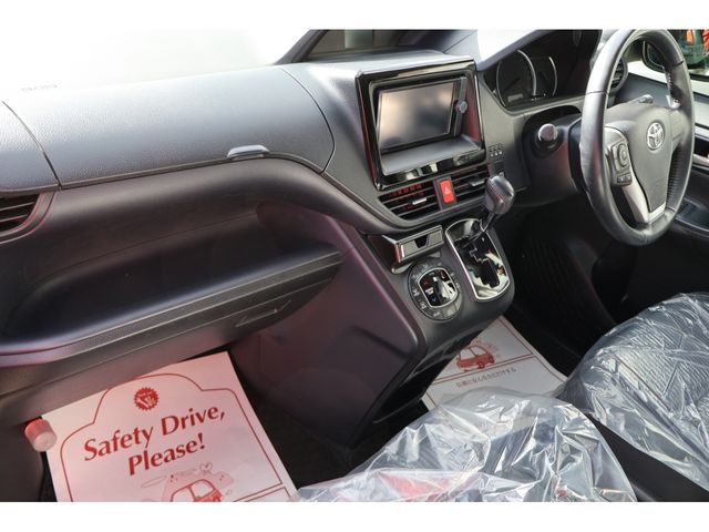 Toyota NOAH 2014-06 13568-1
