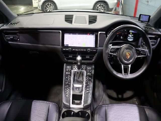Porsche MACAN 2020-08 19608-1