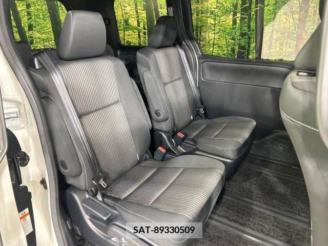 Toyota VOXY 2018-07 207155-8