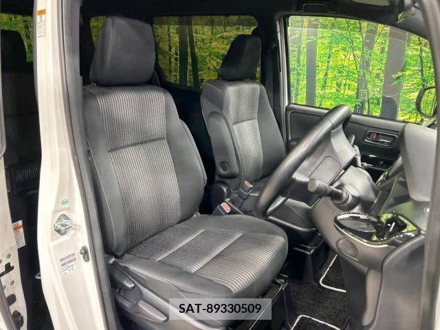 Toyota VOXY 2018-07 207155-7