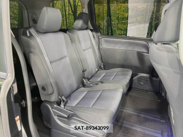 Toyota NOAH 2016-05 379786-9