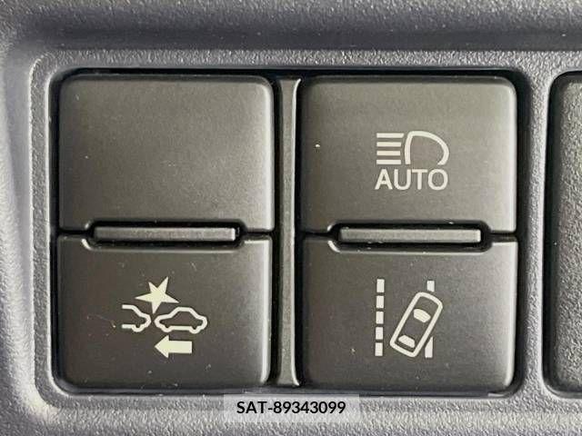 Toyota NOAH 2016-05 379786-7