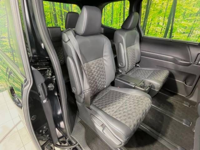 Toyota VOXY 2022-10 26738-9