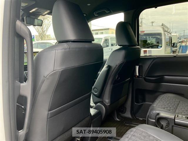 Toyota VOXY 2023-06 288908-16