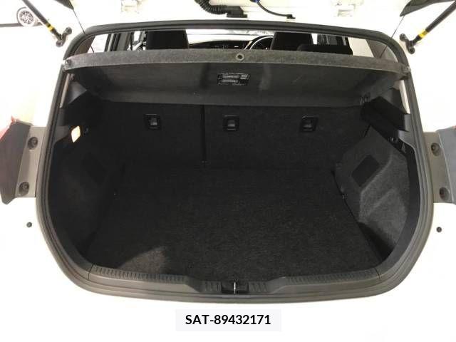 Toyota AURIS 2017-10 377592-12