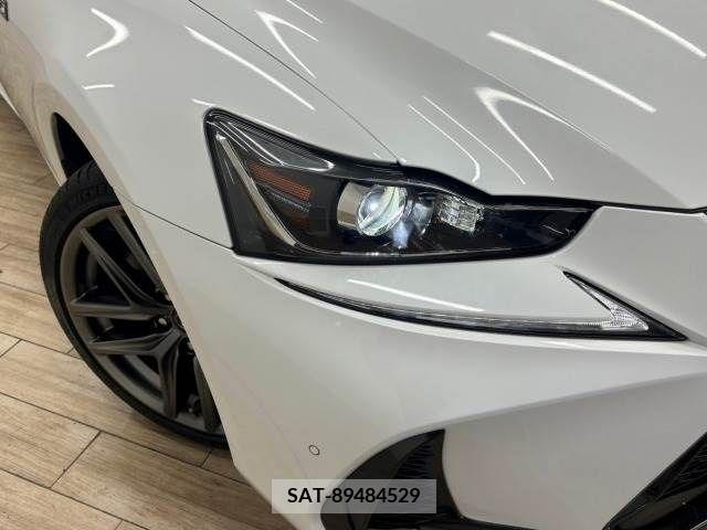 Lexus IS 2018-01 210847-19
