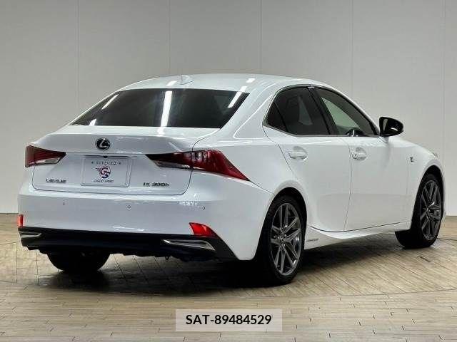 Lexus IS 2018-01 210847-15