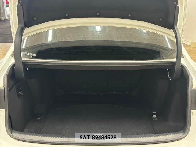 Lexus IS 2018-01 210847-12