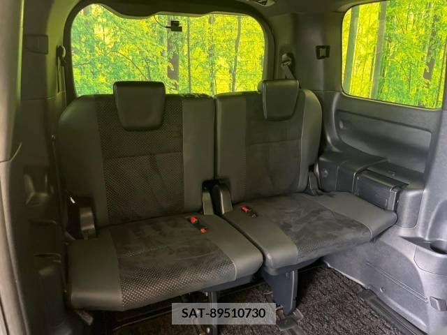 Toyota VOXY 2021-04 332569-9