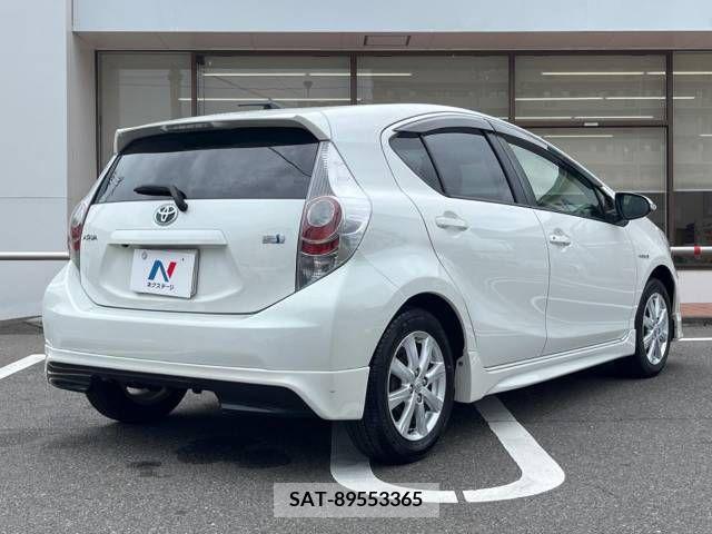Toyota AQUA 2014-04 386553-17