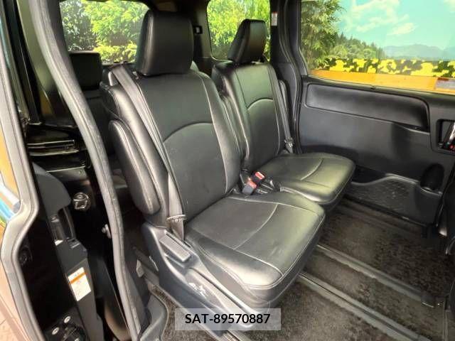 Toyota VOXY 2018-11 321589-8