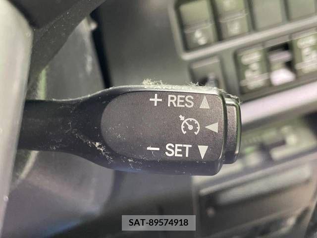 Toyota VOXY 2019-07 348064-5