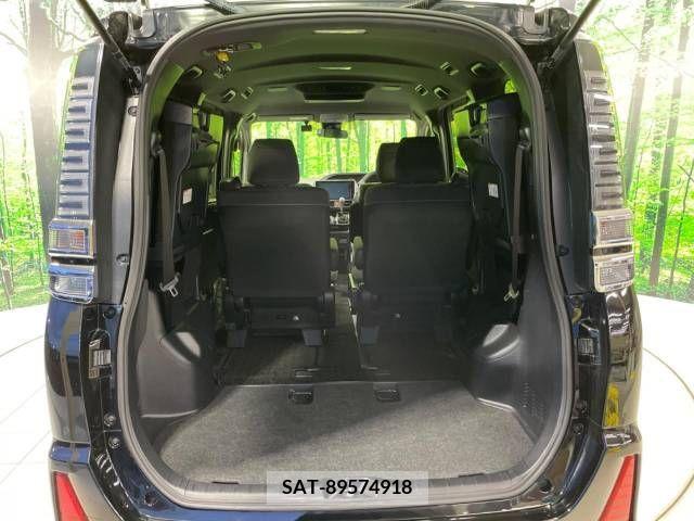 Toyota VOXY 2019-07 348064-9