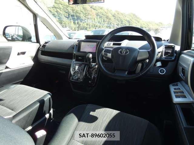 Toyota VOXY 2010-08 251966-11