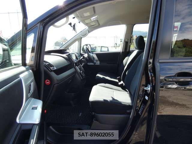 Toyota VOXY 2010-08 251966-2