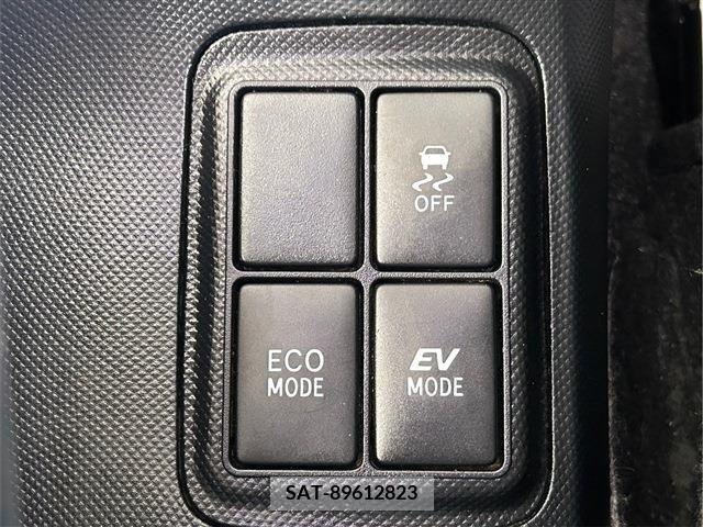 Toyota AQUA 2015-02 217958-11