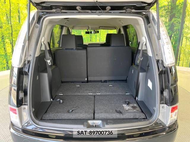 Toyota ISIS 2014-03 321098-11