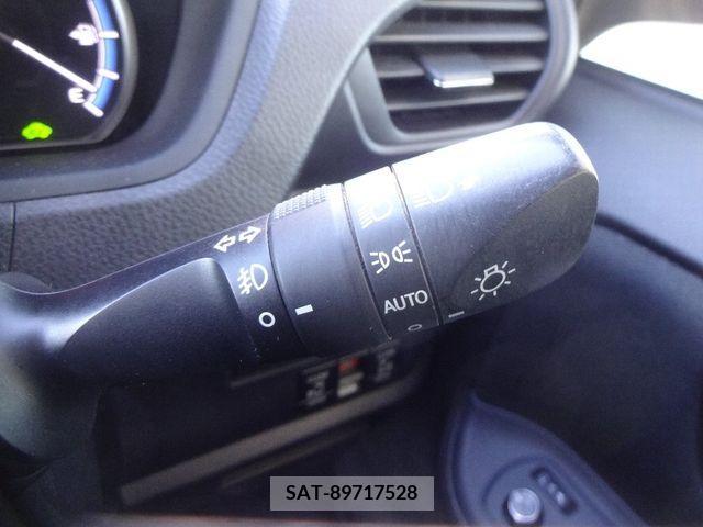 Toyota VOXY HYBRID 2015-06 215199-18