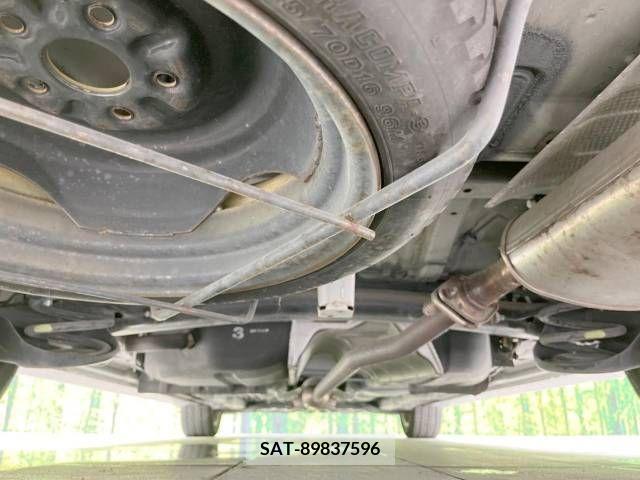 Toyota ISIS 2010-07 327463-19