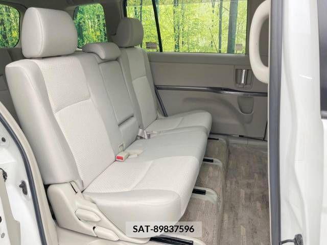 Toyota ISIS 2010-07 327463-8