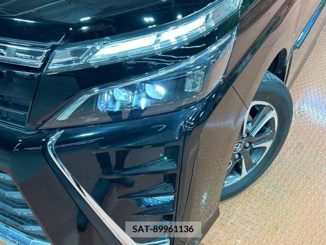 Toyota VOXY 2017-12 236688-13