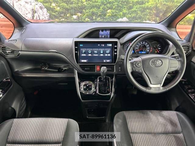 Toyota VOXY 2017-12 236688-1