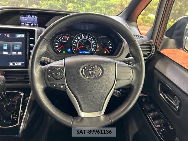 Toyota VOXY 2017-12 236688-11
