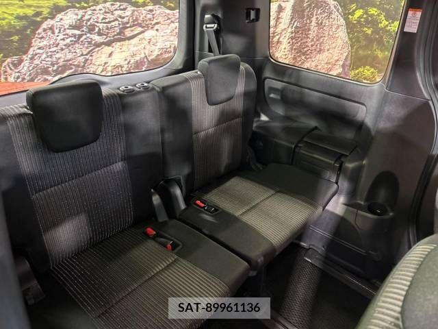 Toyota VOXY 2017-12 236688-9