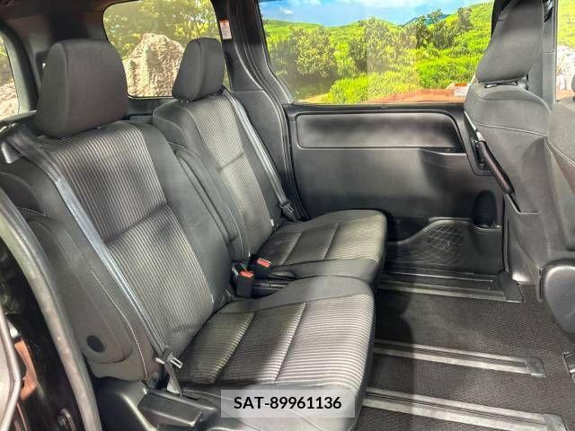 Toyota VOXY 2017-12 236688-8