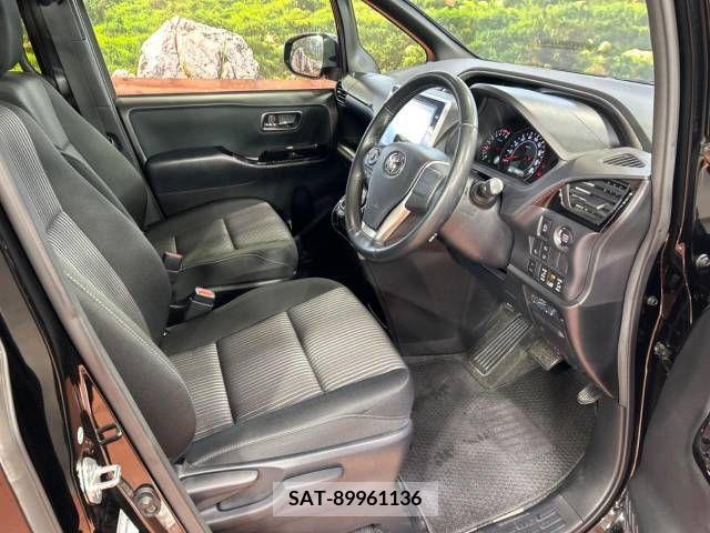 Toyota VOXY 2017-12 236688-7