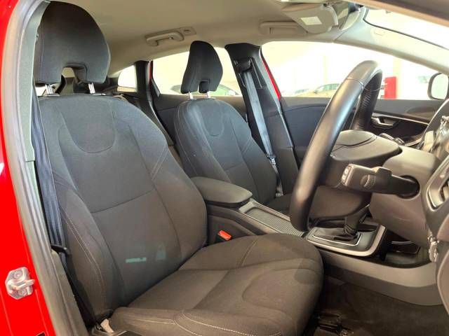 Volvo V40 2018-02 196410-11