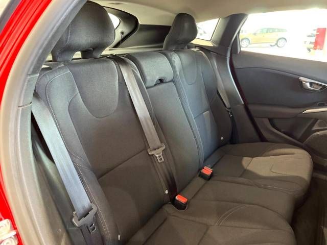 Volvo V40 2018-02 196410-12