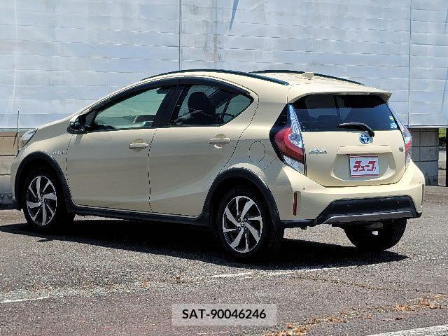 Toyota AQUA 2018-11 330439-8