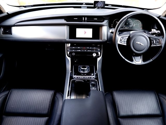 Jaguar XF 2018-02 14007-1