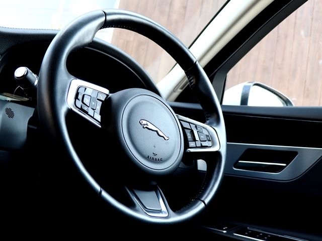 Jaguar XF 2018-02 14007-15