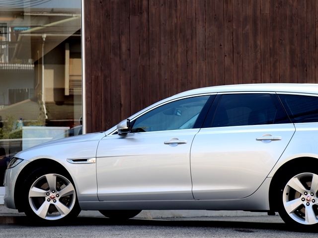 Jaguar XF 2018-02 14007-8