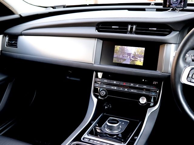 Jaguar XF 2018-02 14007-18