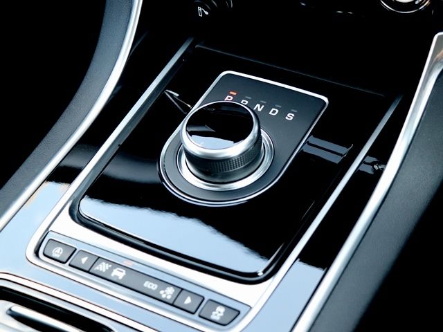 Jaguar XF 2018-02 14007-19