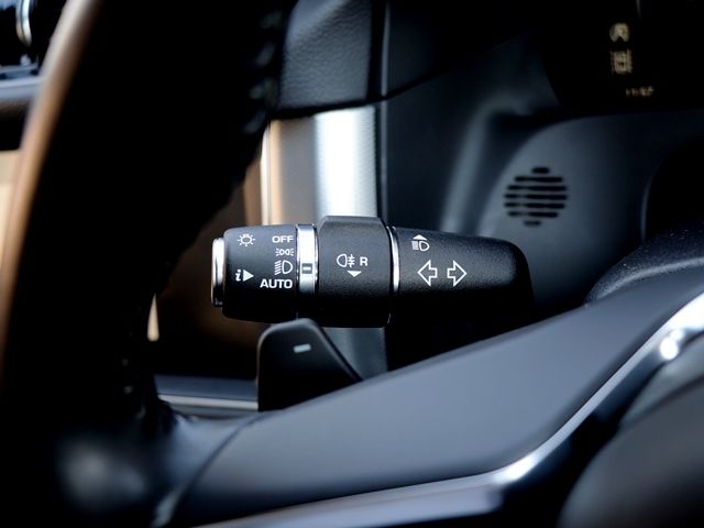 Jaguar XF 2018-02 14007-21