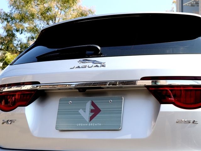Jaguar XF 2018-02 14007-11