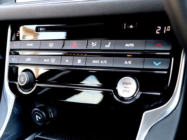 Jaguar XF 2018-02 14007-20