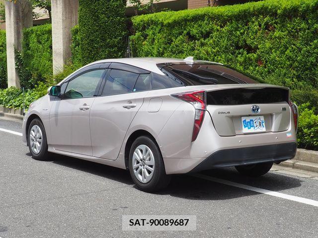 Toyota PRIUS 2017-03 351381-14