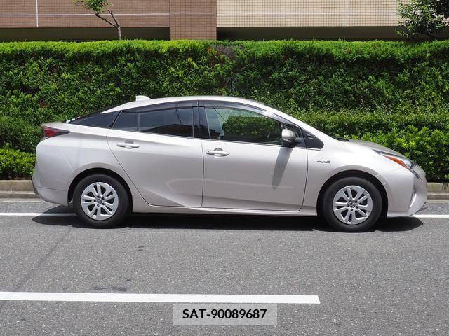 Toyota PRIUS 2017-03 351381-16